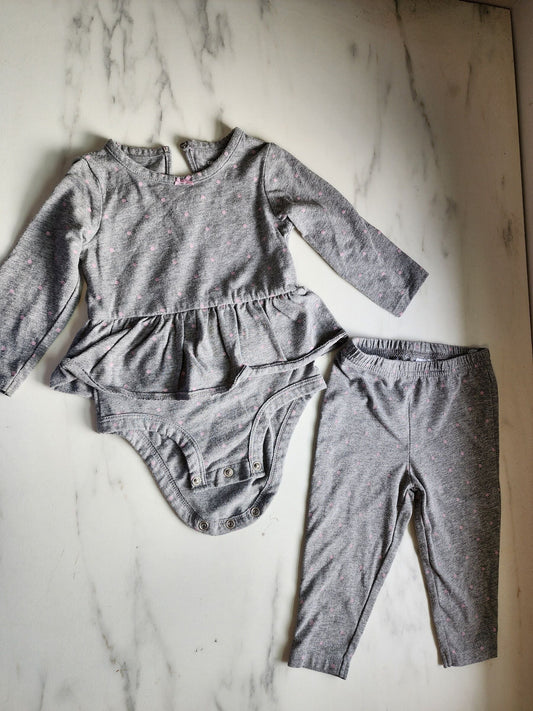 #178 Carter's bundle 3 outfits baby girl 6-9 months