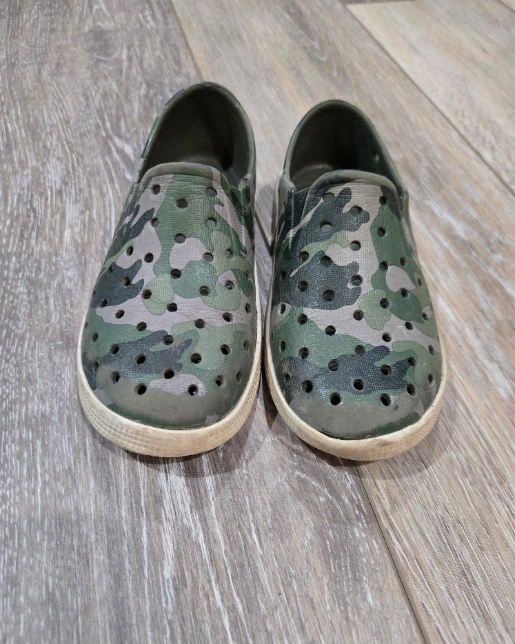 #13 Boys Shoes Size 9 GUC