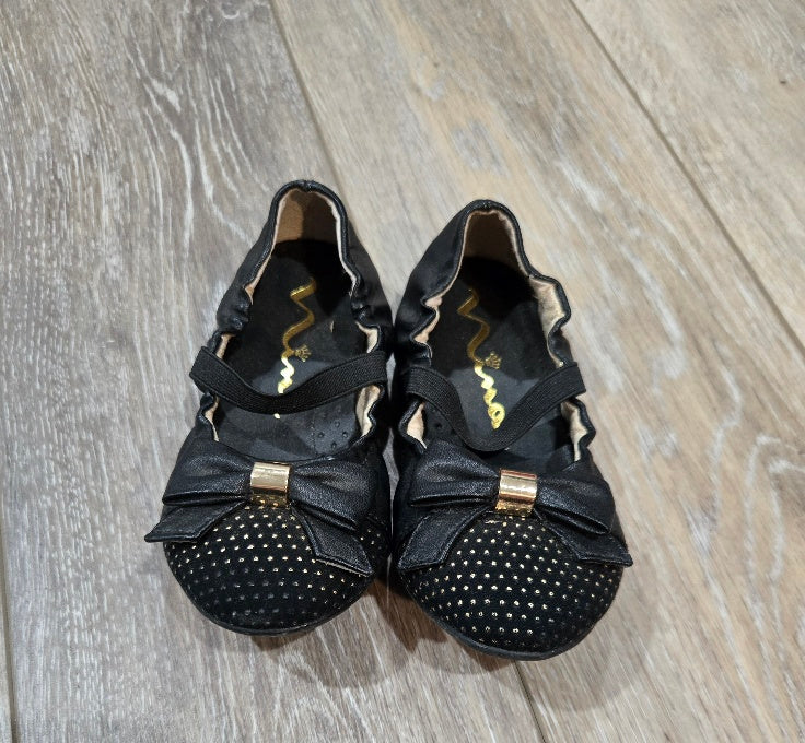 #13 Girls Shoes 9 GUC