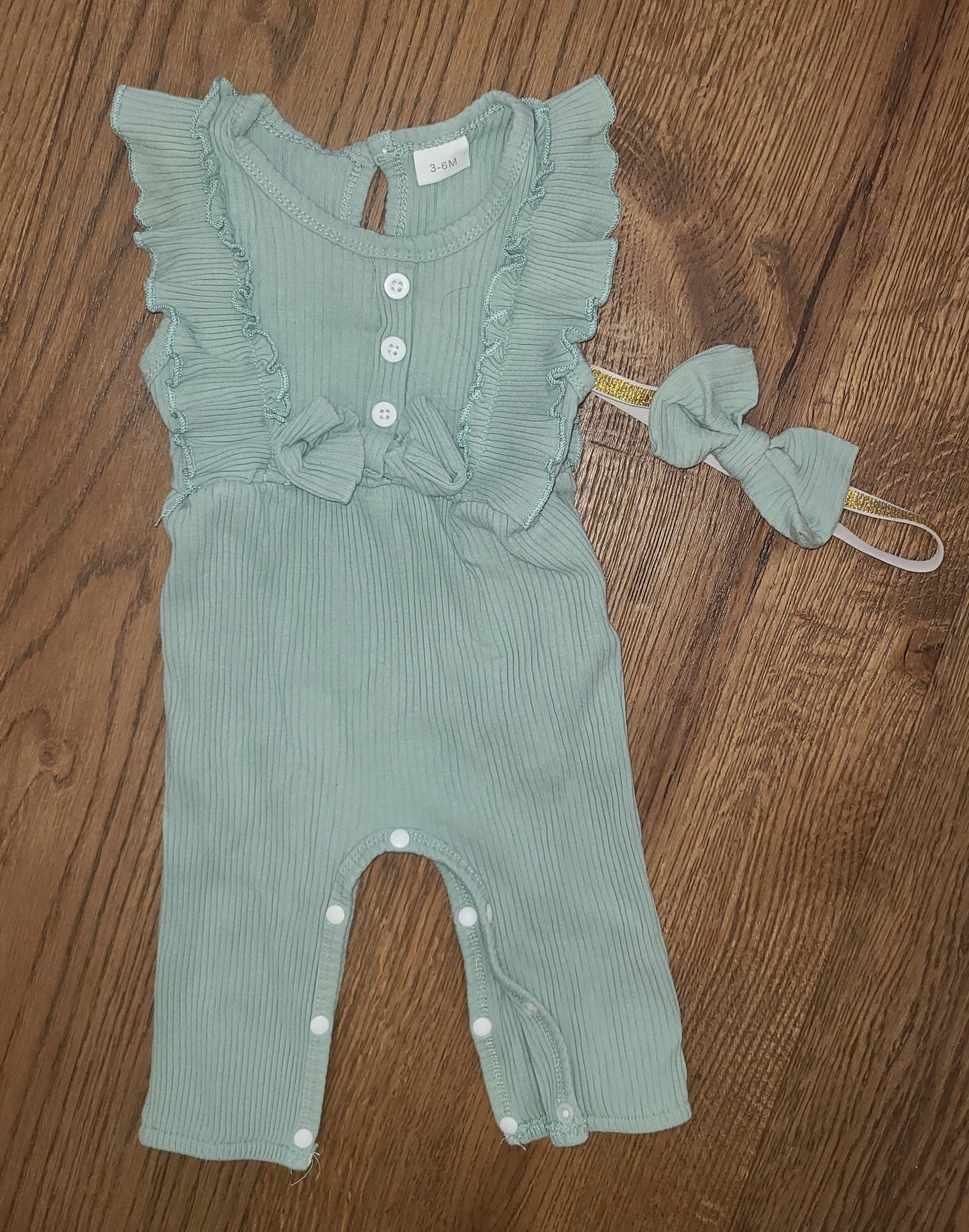 Seller #4 - 3-6 month girl Sage green outfit with matching bow