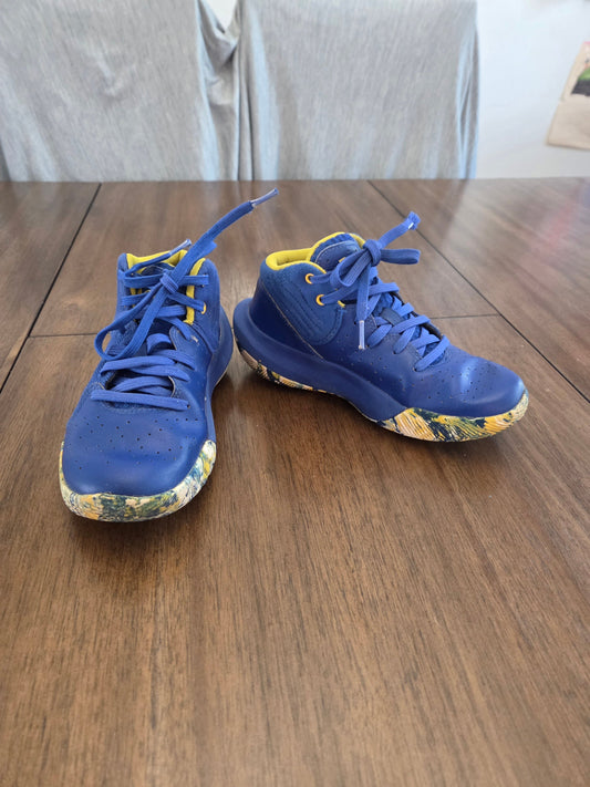 REDUCED Seller 184 boys under armour shoes size 2