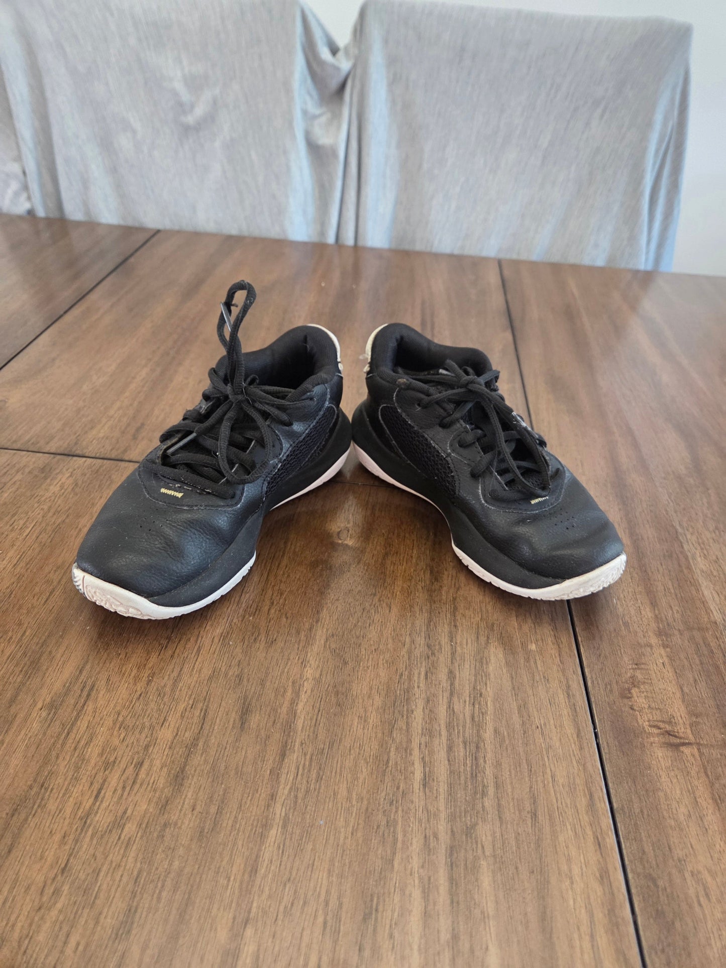 REDUCED Seller 184 boys under amour shoes size 1
