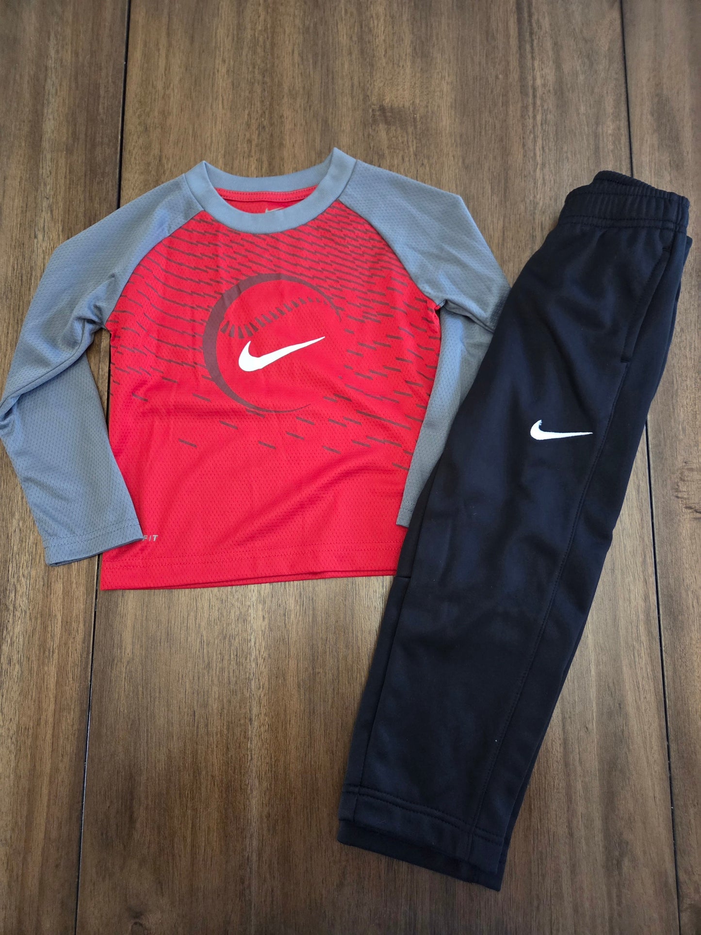 REDUCED Seller 184 boys nike set size 2/3