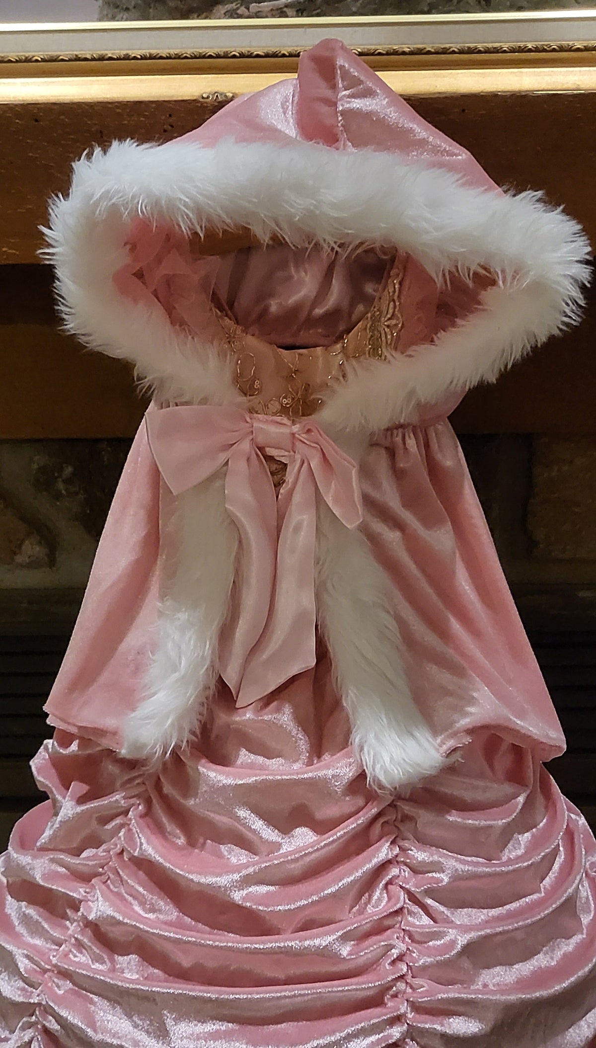 #109. Girls 4T.. VGUC. Princess Dress and Cape.