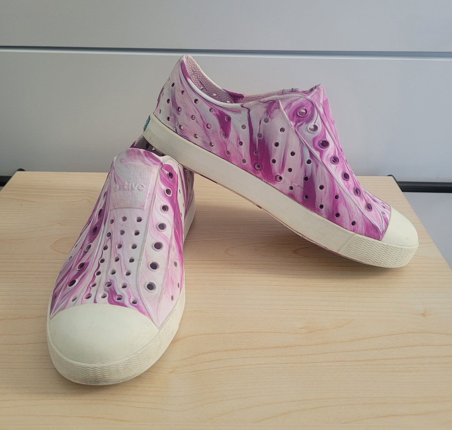 #111 Native Marbled Jeffersons Girls Size 13