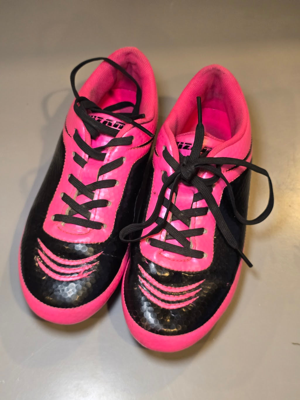 #131 REDUCED Girls Pink Soccer Cleats sz 1