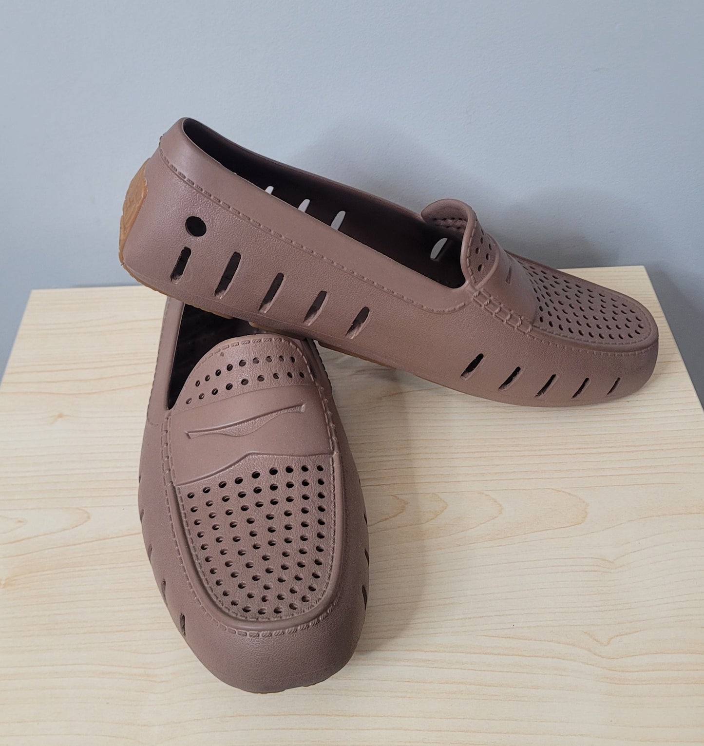 *REDUCED* #44 NWOT Floafers Slip-ons Men's Size 10