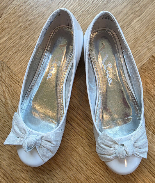 #147 Mia White Patent Leather Dress Shoes Size 1M