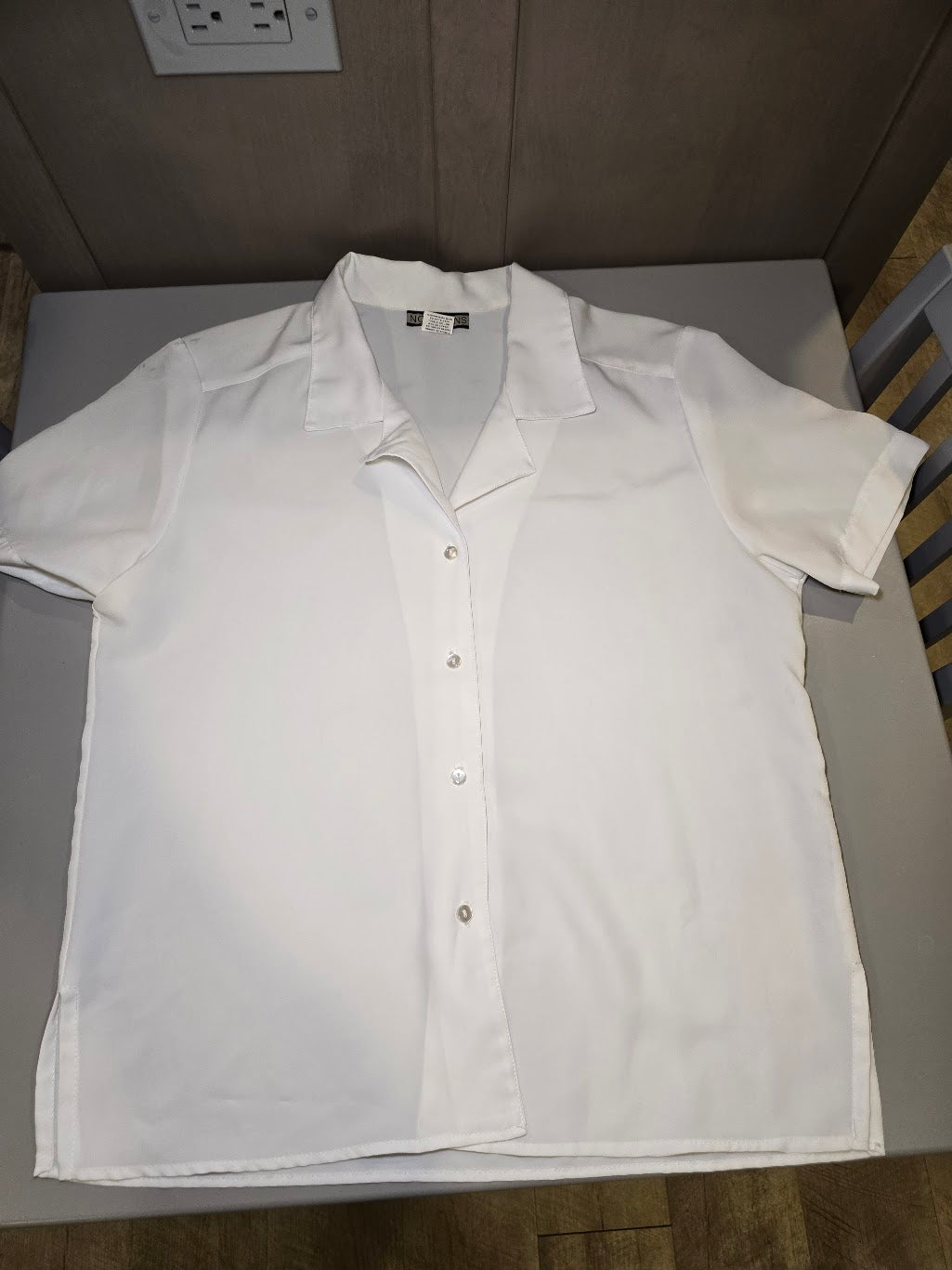 #131 Short sleeve white button down blouse sz M