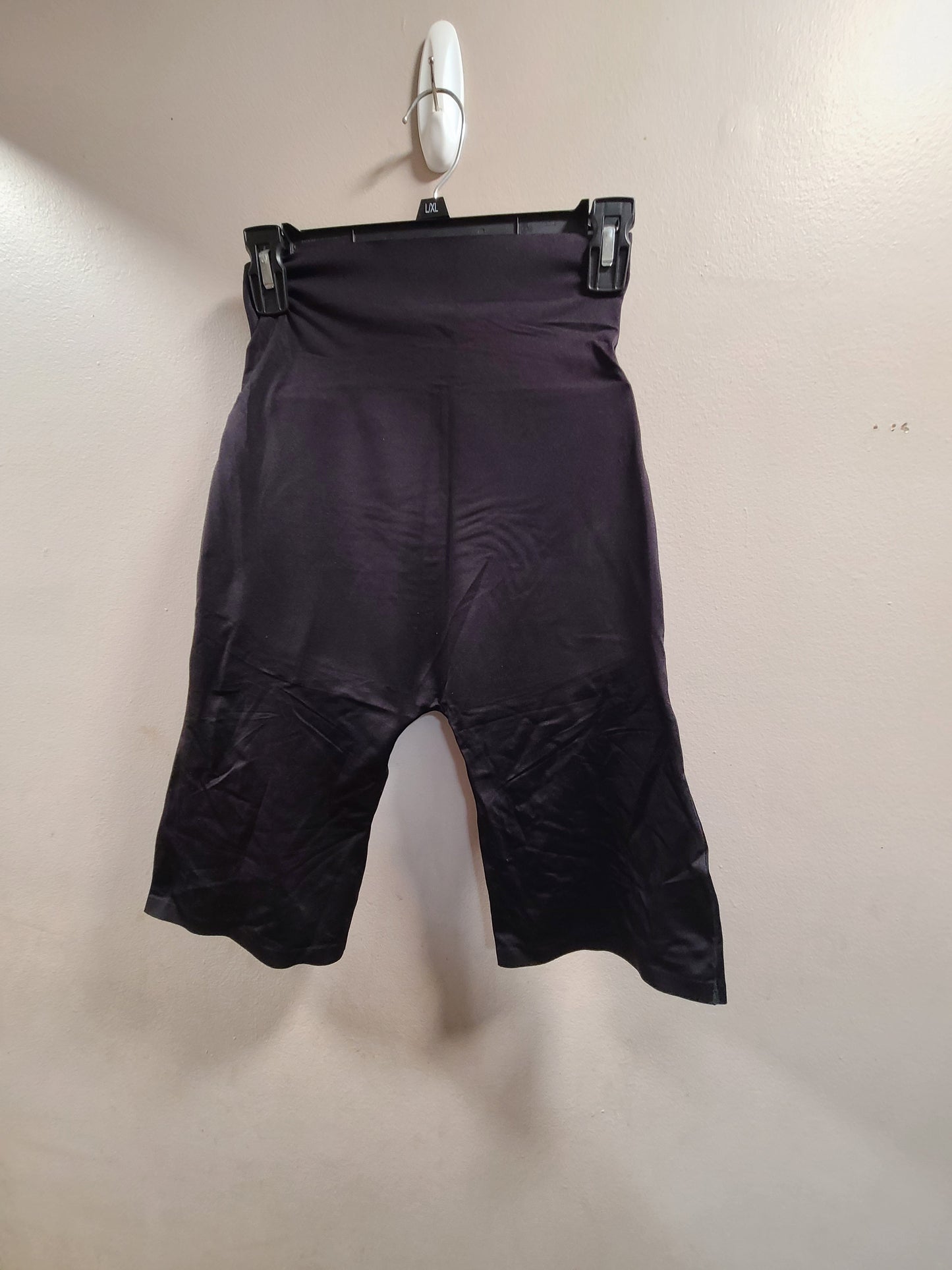 #66 unbranded womens black padded butt enhancing  shorts size XL