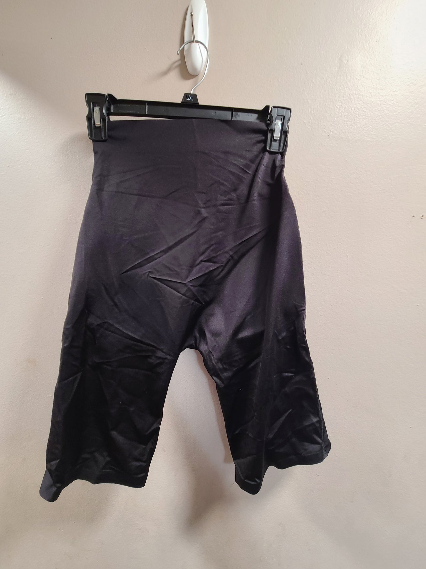 #66 Unbranded womens black butt enhancing padded shorts size L