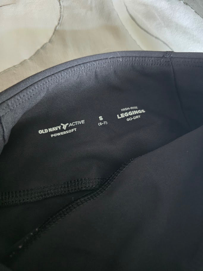 #131 Old Navy girls Powersoft leggings with pocket in black sz S (6 / 7)