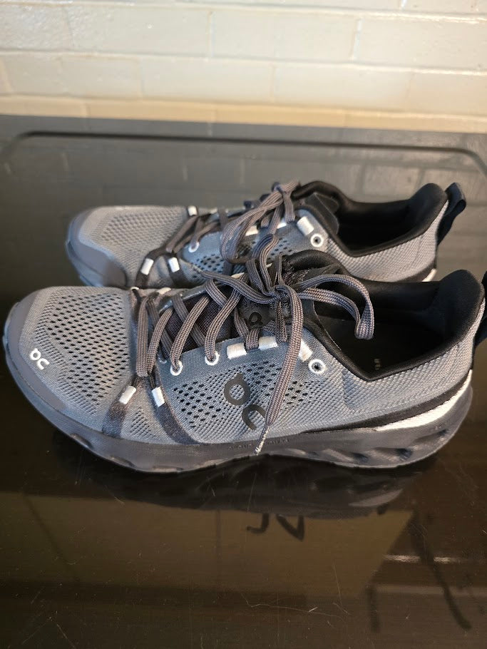 #131 On Cloud Women's Cloudsurfer Trail shoes sz 8.5
