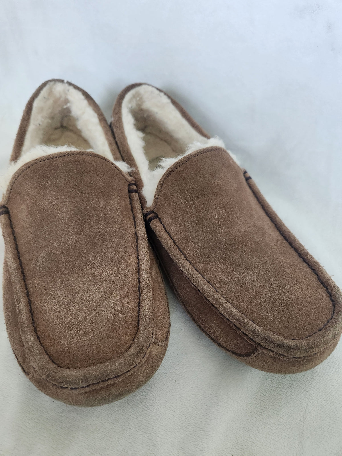 #167 UGG Ascot Men’s 8 Chestnut Suede Shearling-Lined Slip-On Slippers Loafers