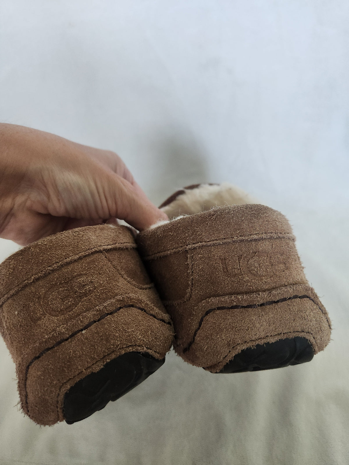 #167 UGG Ascot Men’s 8 Chestnut Suede Shearling-Lined Slip-On Slippers Loafers