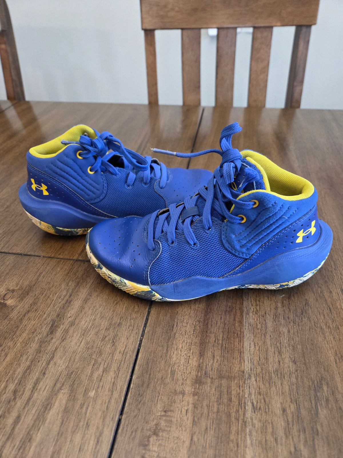 Seller 188 boys blue and yellow basketball shoes size 2