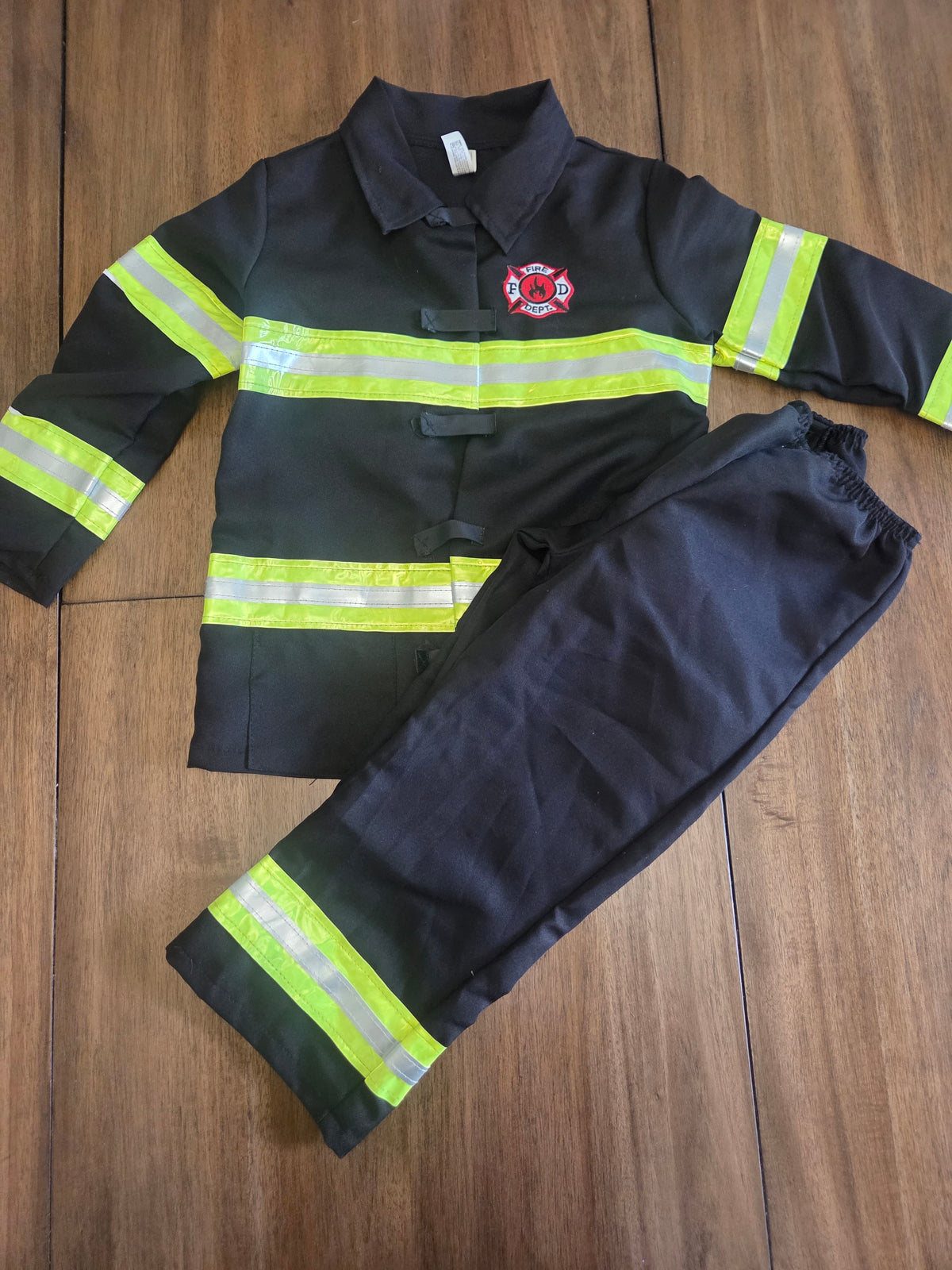 Seller 188 boys fireman outfit size 4-6