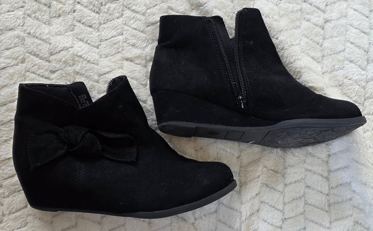 #190 Girls 2M Olive & Edie Black Suede-like Zip Up Ankle Boots