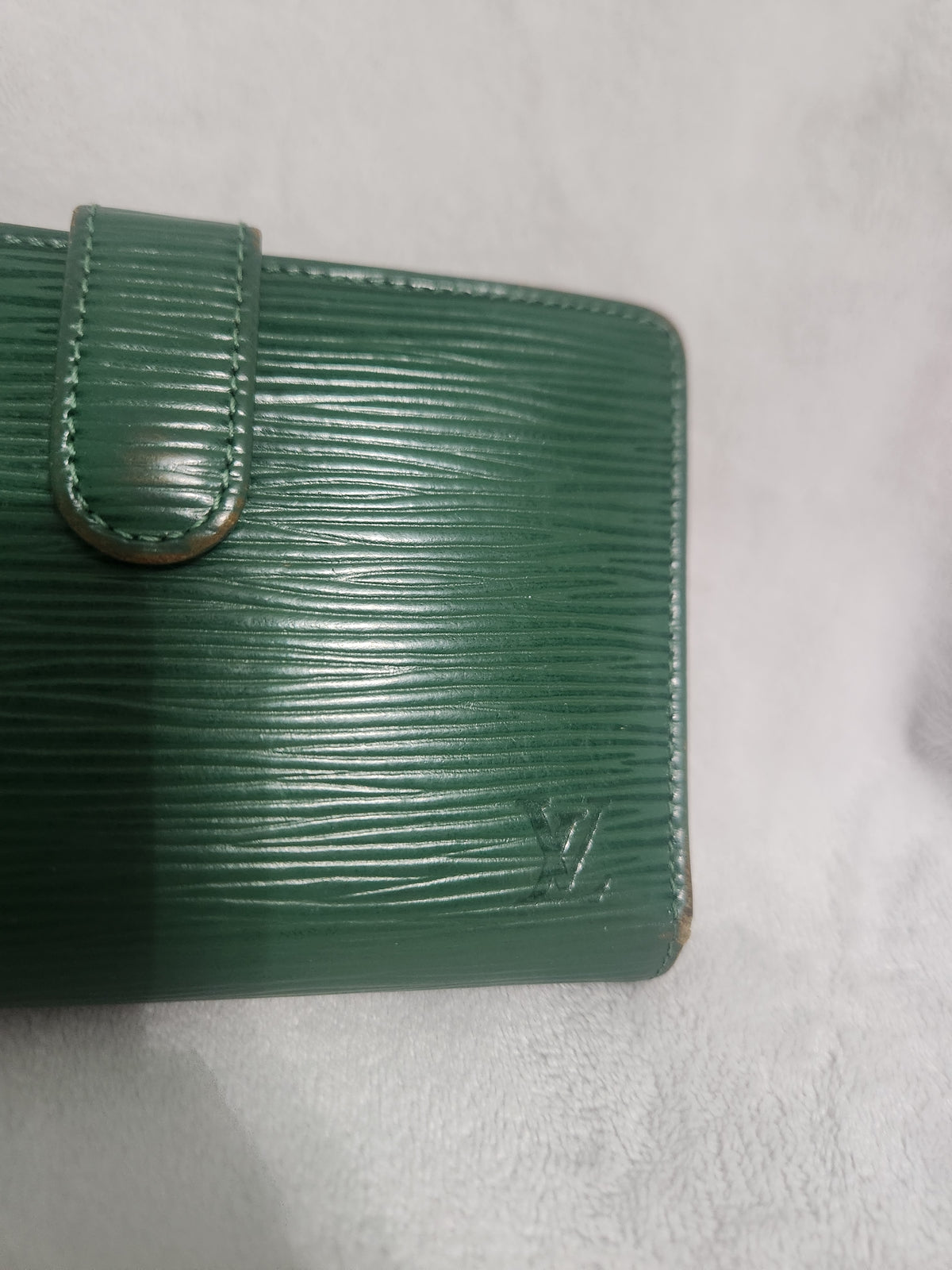 #167 Authentic Louis Vuitton Kisslock Epi Green Wallet