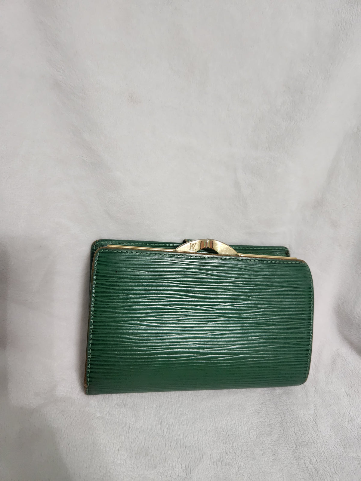 #167 Authentic Louis Vuitton Kisslock Epi Green Wallet
