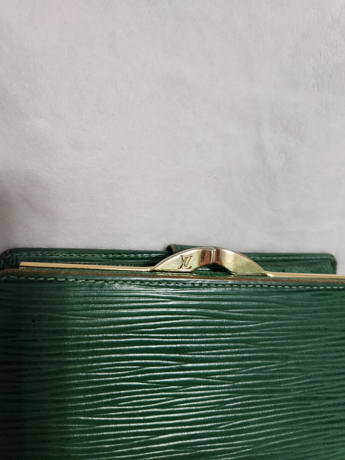 #167 Authentic Louis Vuitton Kisslock Epi Green Wallet