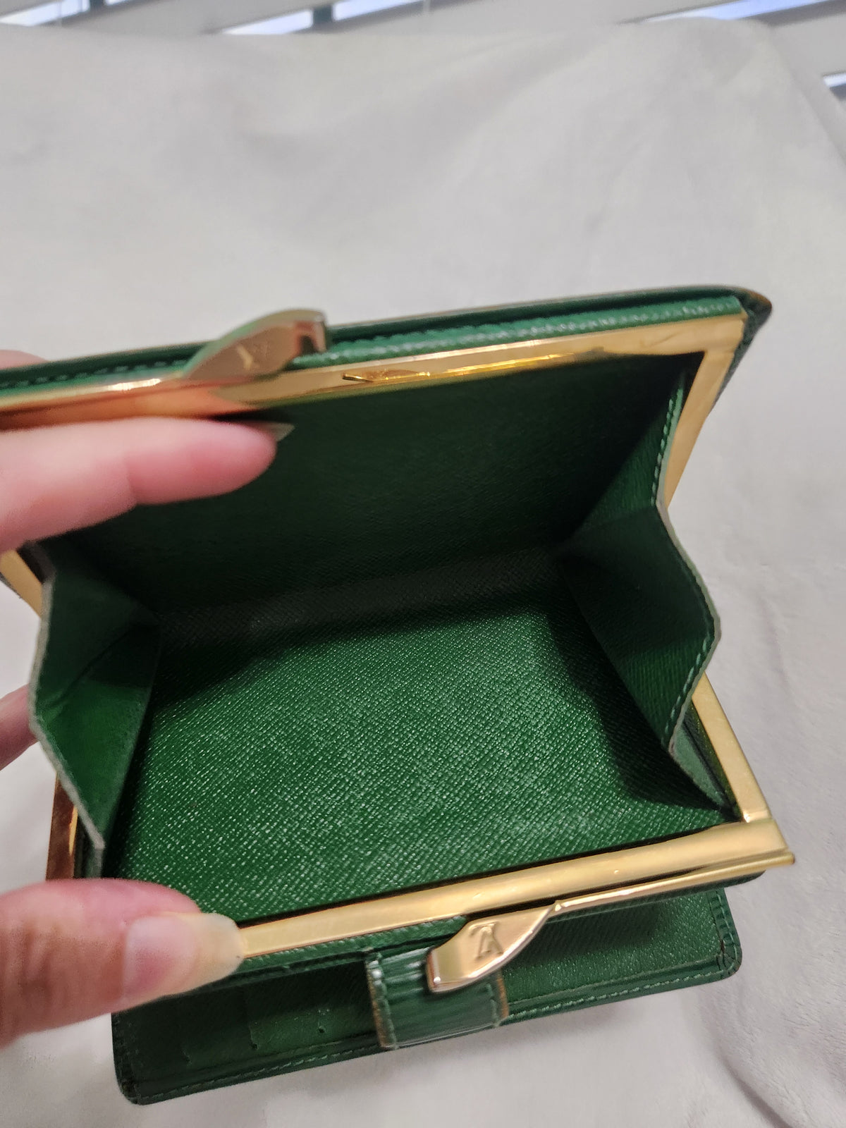 #167 Authentic Louis Vuitton Kisslock Epi Green Wallet