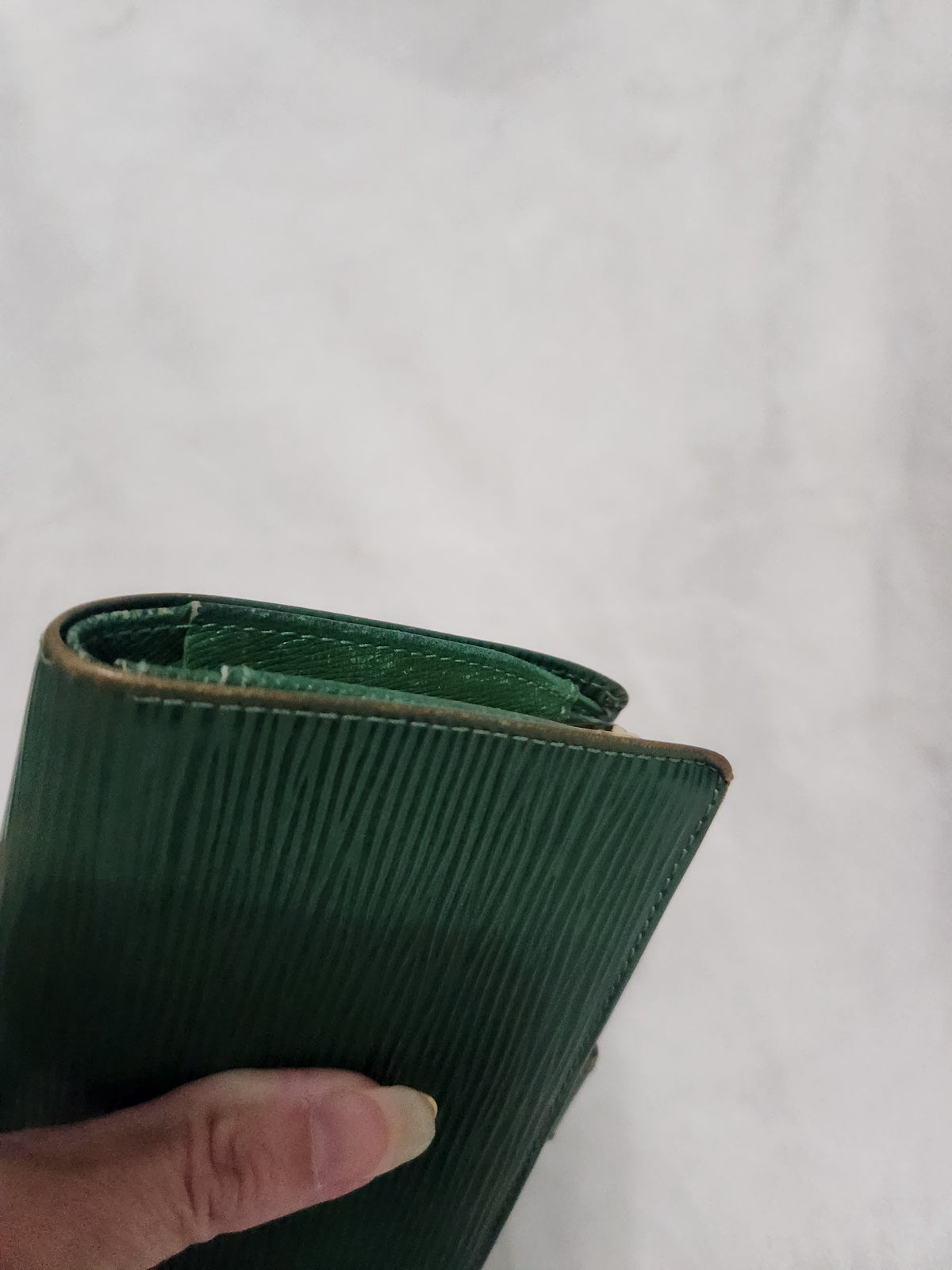 #167 Authentic Louis Vuitton Kisslock Epi Green Wallet