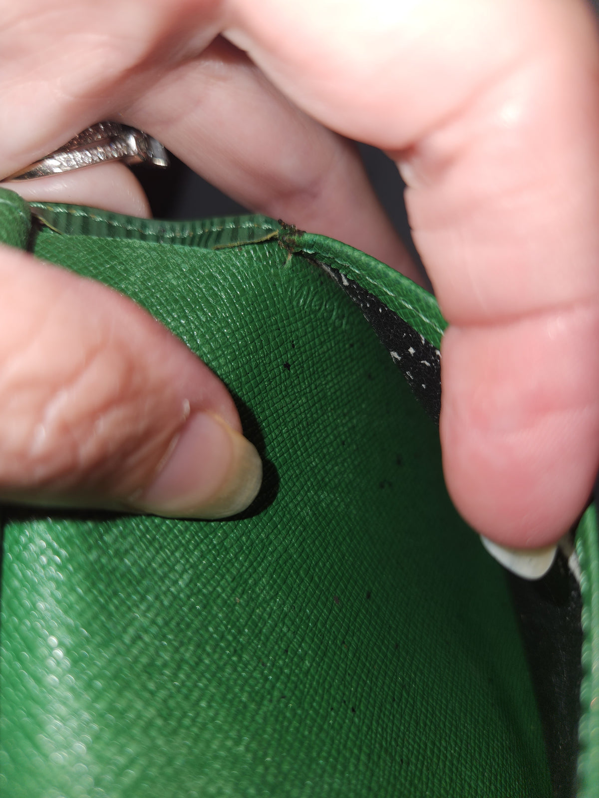 #167 Authentic Louis Vuitton Kisslock Epi Green Wallet