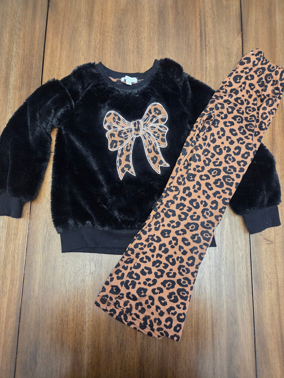 Seller 188 girls bow outfits size 6