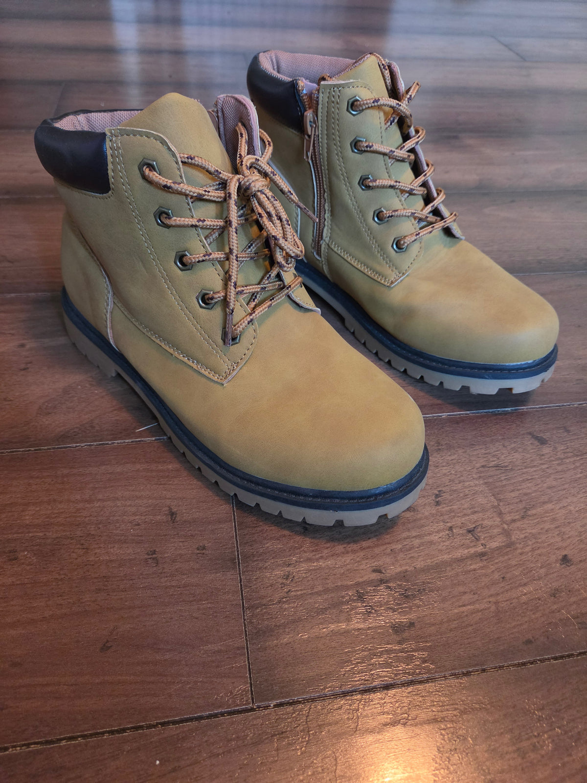 Seller #57 Boys boots size 6