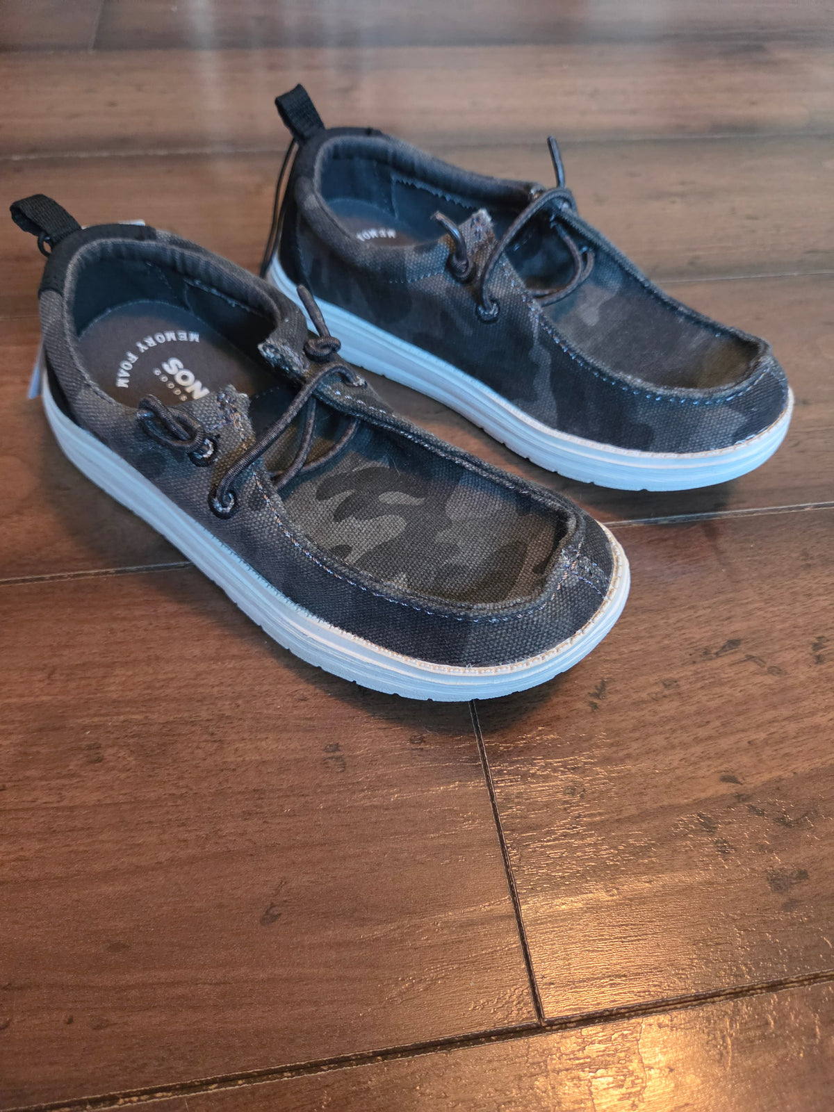 Seller #57 Boys NWT size 1 slid on shoes