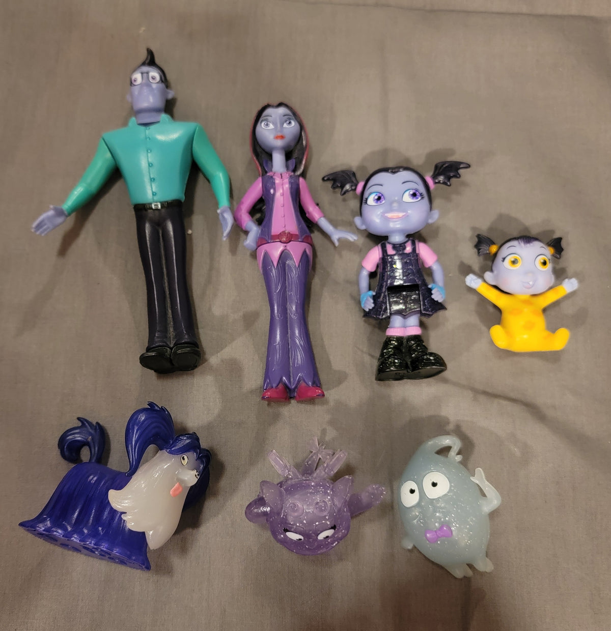 Seller #18 Disney Vampirina Scare B&B Castle
