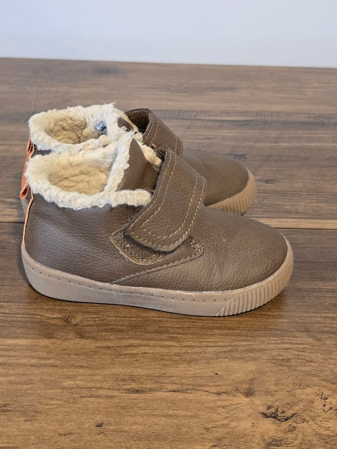#131 Carter's boys sherpa lined brown shoes sz 7