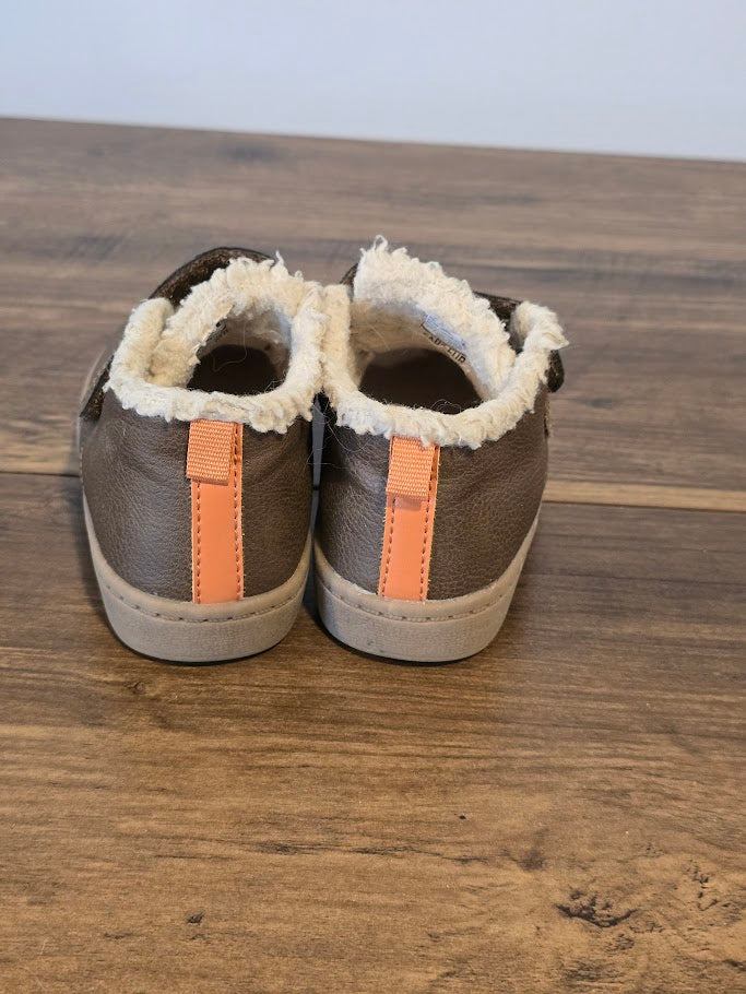 #131 Carter's boys sherpa lined brown shoes sz 7