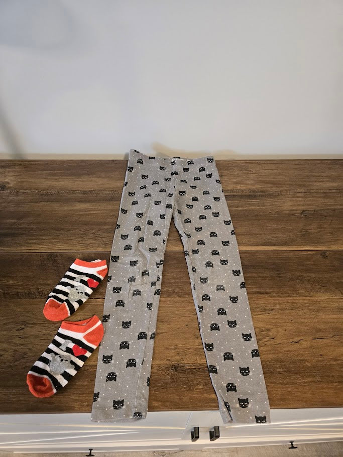 #131 Girls cat leggings sz 6 and ghost socks