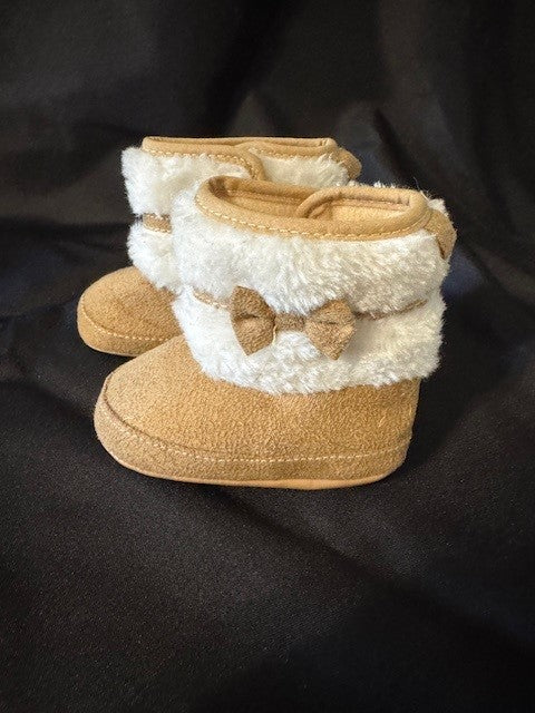 REDUCED #141 Tong You Yuan Girls Khaki Faux Suede Fleece Boots GUC size 6-12 months SR