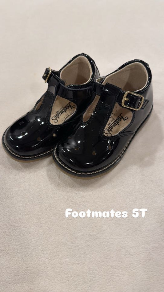 #145 Footmates patent t-strap dress shoes Size 5T EUC
