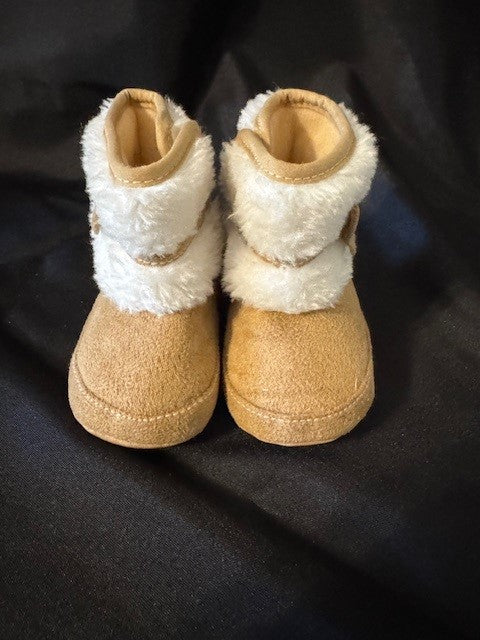 REDUCED #141 Tong You Yuan Girls Khaki Faux Suede Fleece Boots GUC size 6-12 months SR