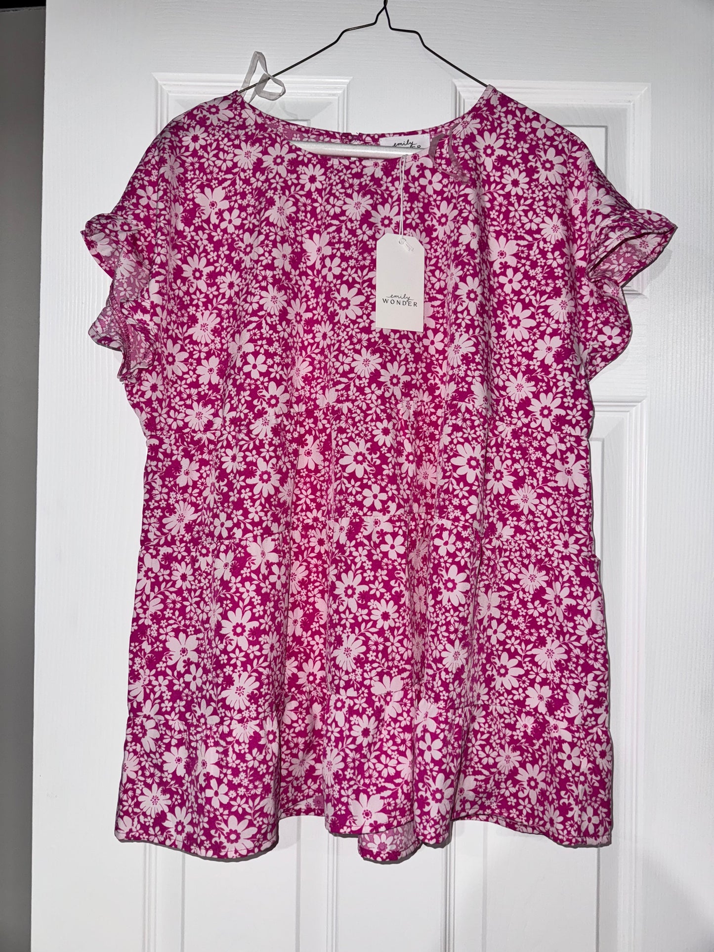 #133 NWT Emily Wonder Floral Top Sz L Womens