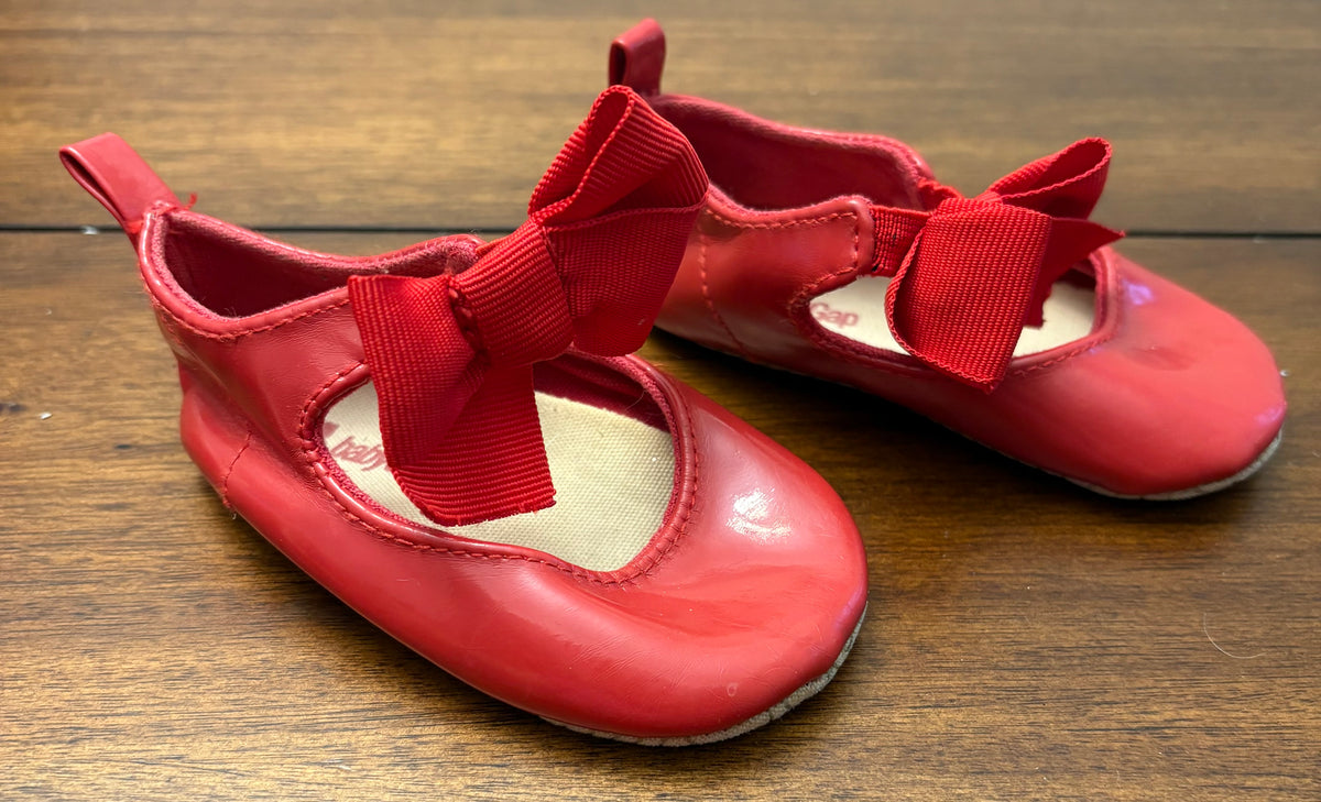 #197 Gap Girls Size 4 (12-18M) Red Patent Mary Jane Dress Shoes with Bows