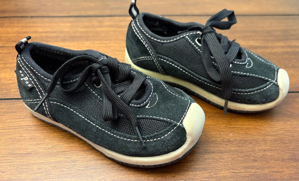 #197 Children's Place Boys Size 8 Black Tie Sneakers