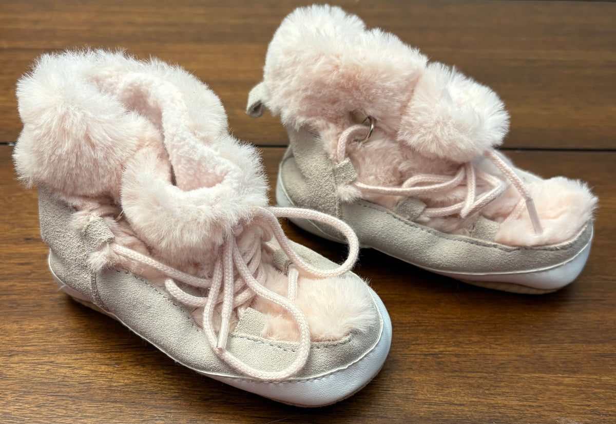 #197 Gap Girls Size 12-18M Light Pink Furry Lace Up Booties