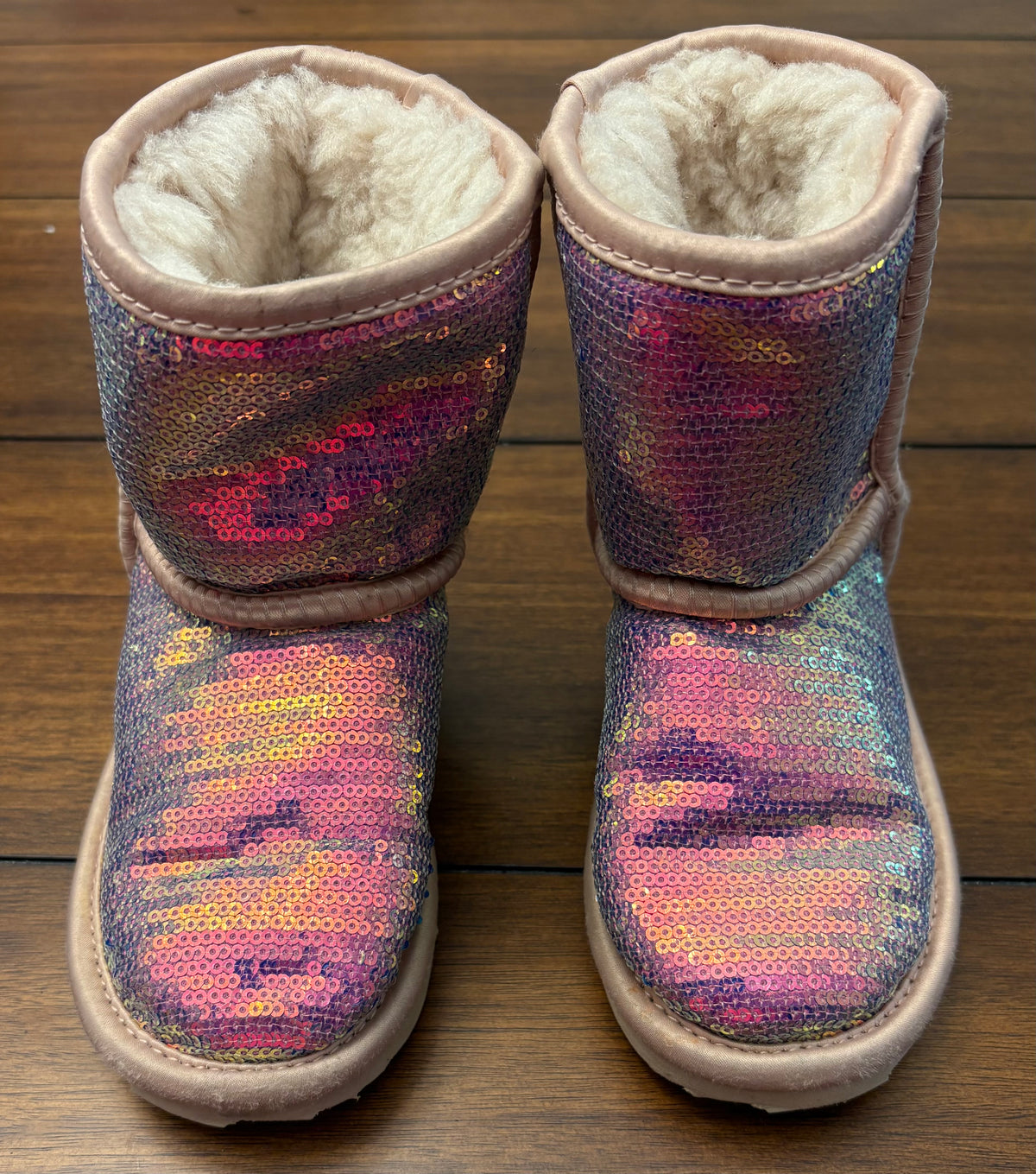 #197 Ugg Girls Size 9 Iridescent Sequin Fleece Lined Boots