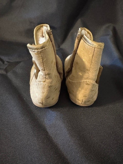 REDUCED #141 Fur Lined Gold Accent Boot Baby Size 4W GUC Disney Princess SR