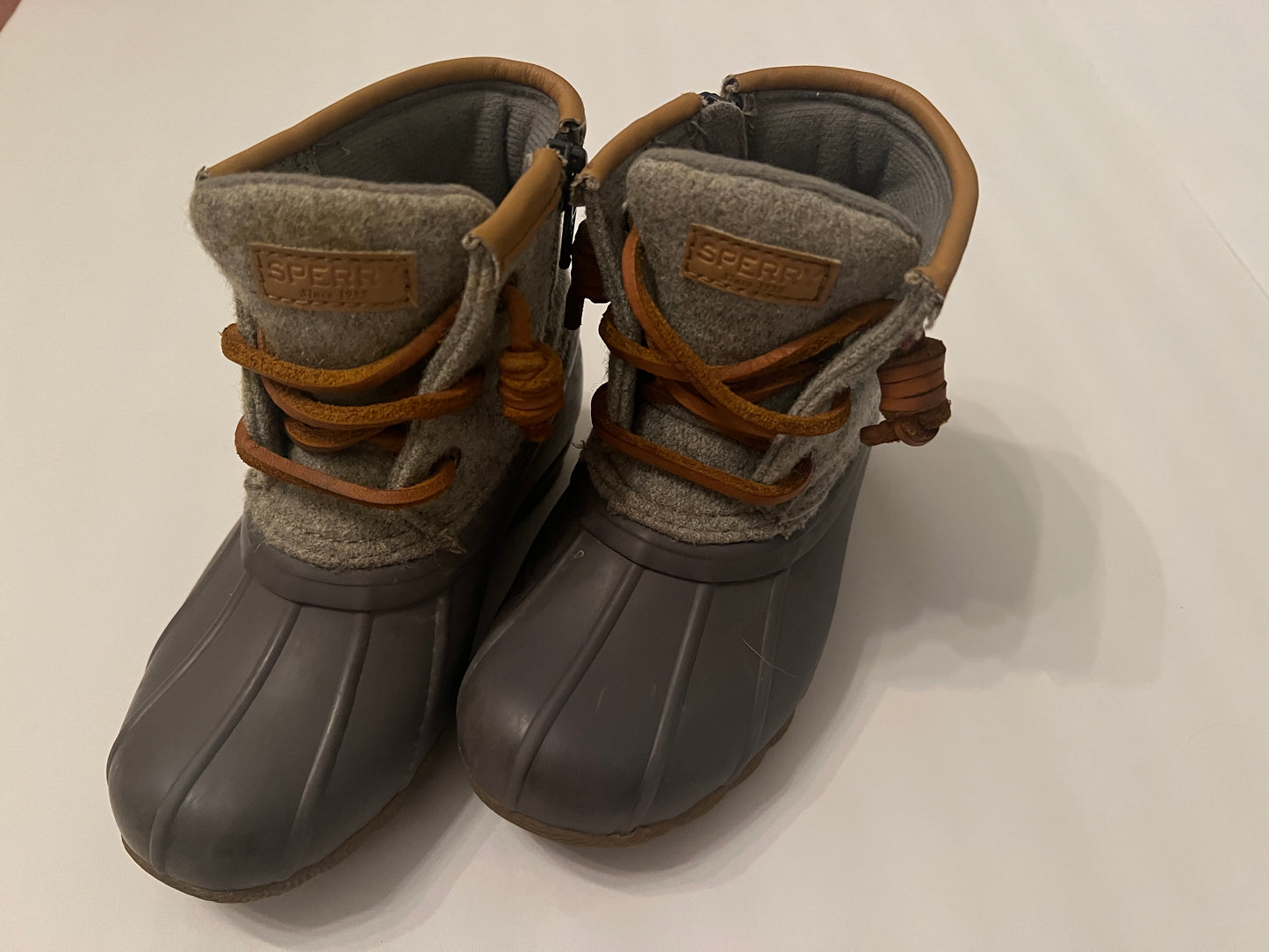 #77B Girls Shoe 8 Gray Sperry Duck Boots