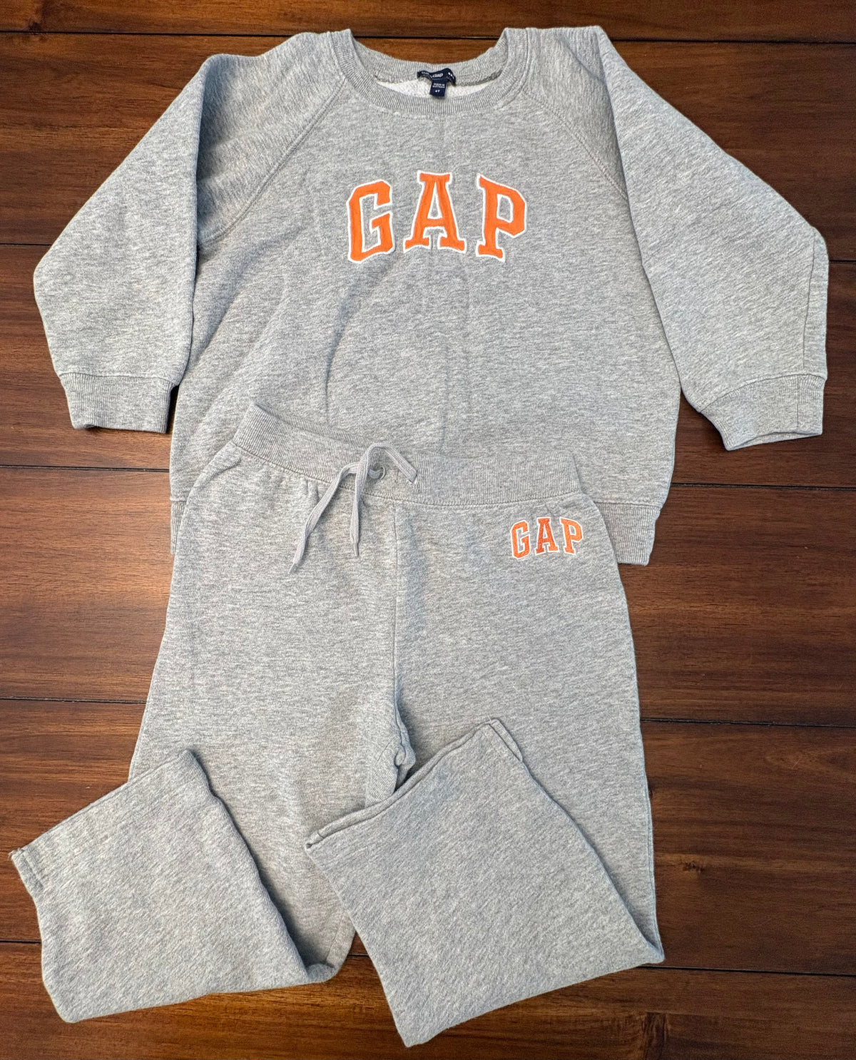 #197 Gap Boys Size 4T Gray GAP Logo Sweatshirt & Sweatpants Set