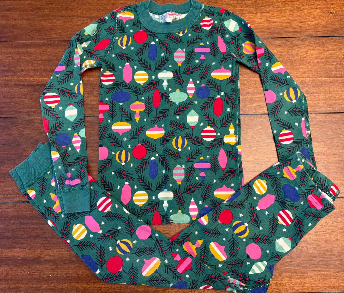 #197 Hanna Andersson Girls Size 8 (130) Green Ornament Long Sleeve Top & Pants Pajama Set