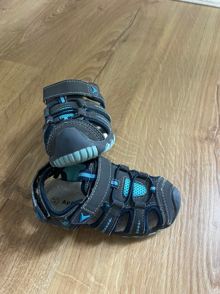 #6 - Boys Water Shoes, size 24/size 8