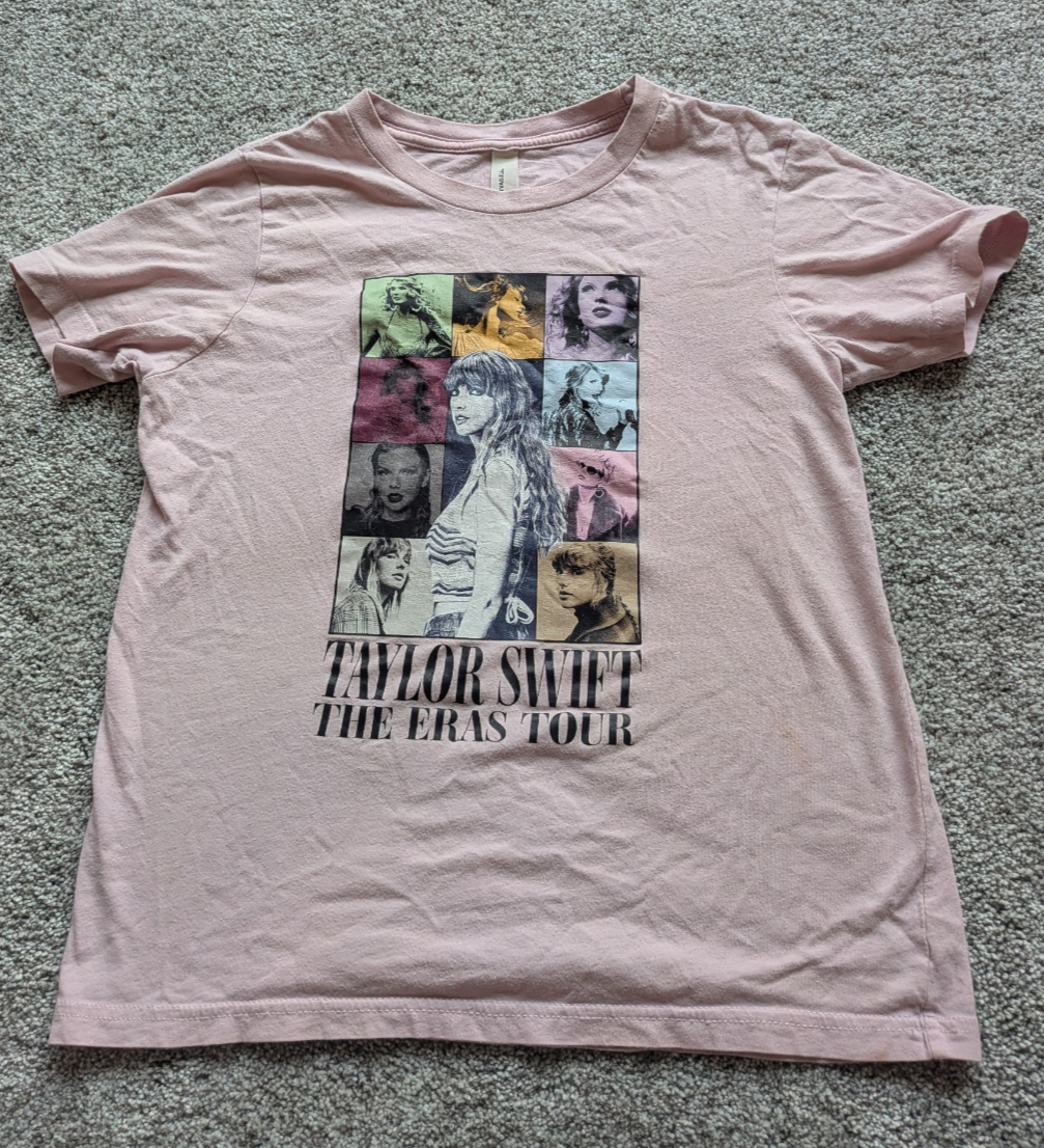 #17 Taylor Swift shirt girls L (14-16)
