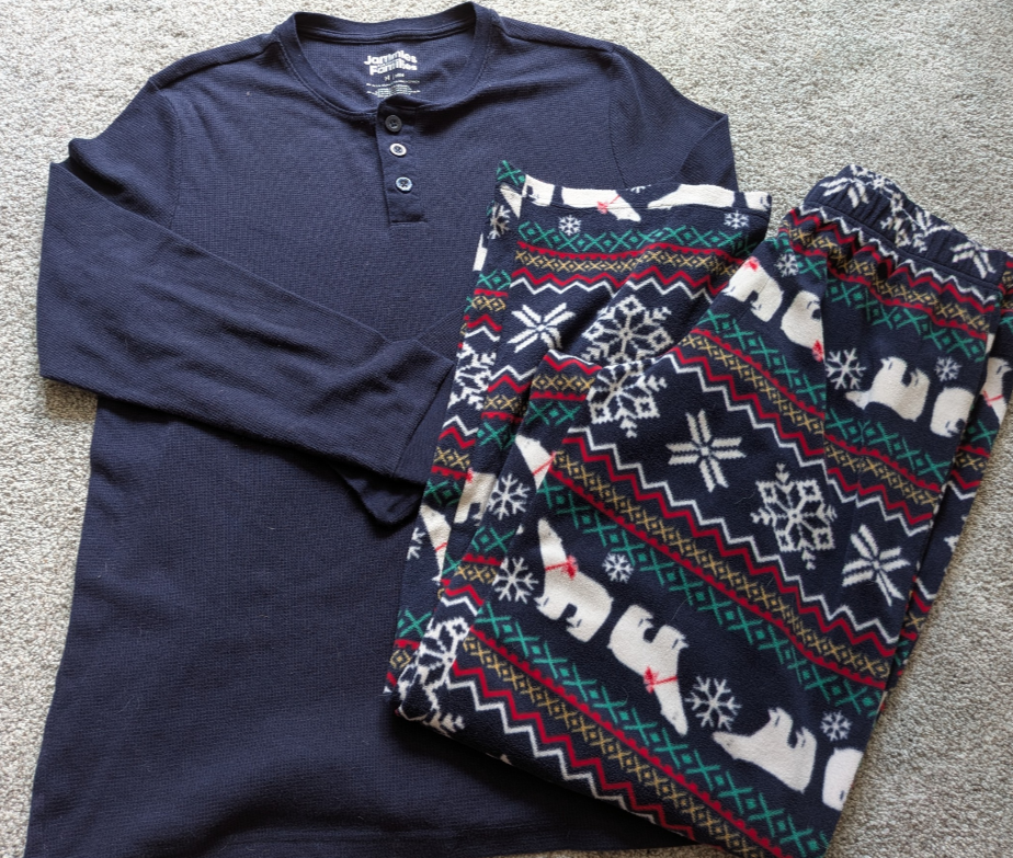 #17 Mens Holiday pajama set size M